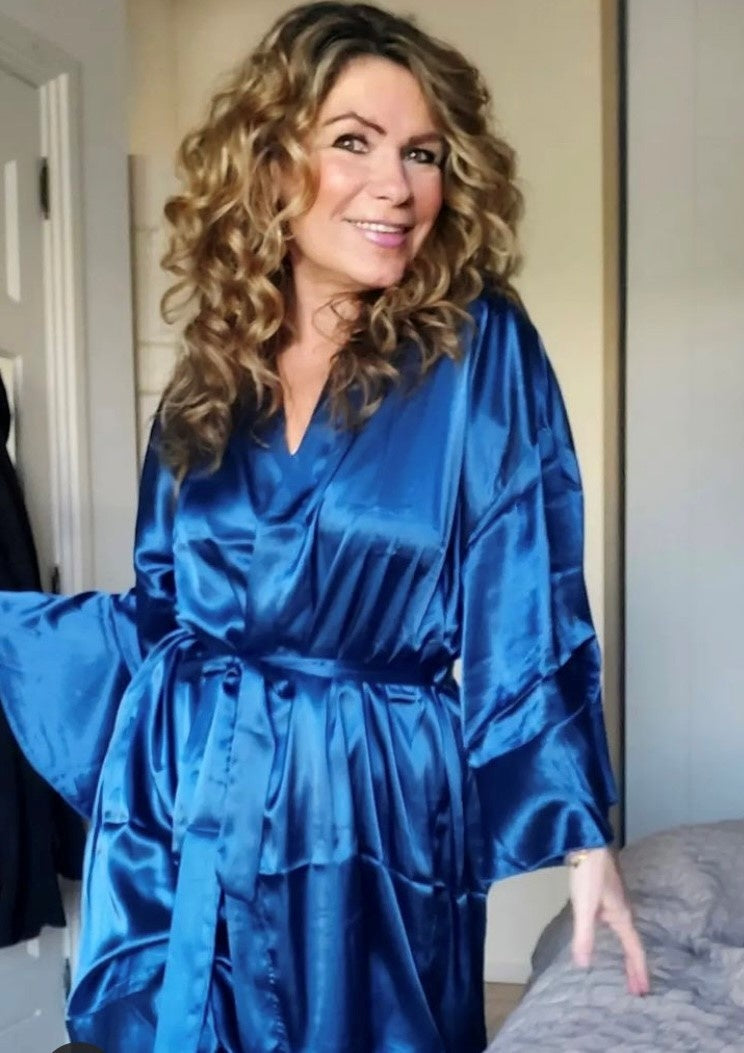 badjas satijn kort met ruffles - blauw