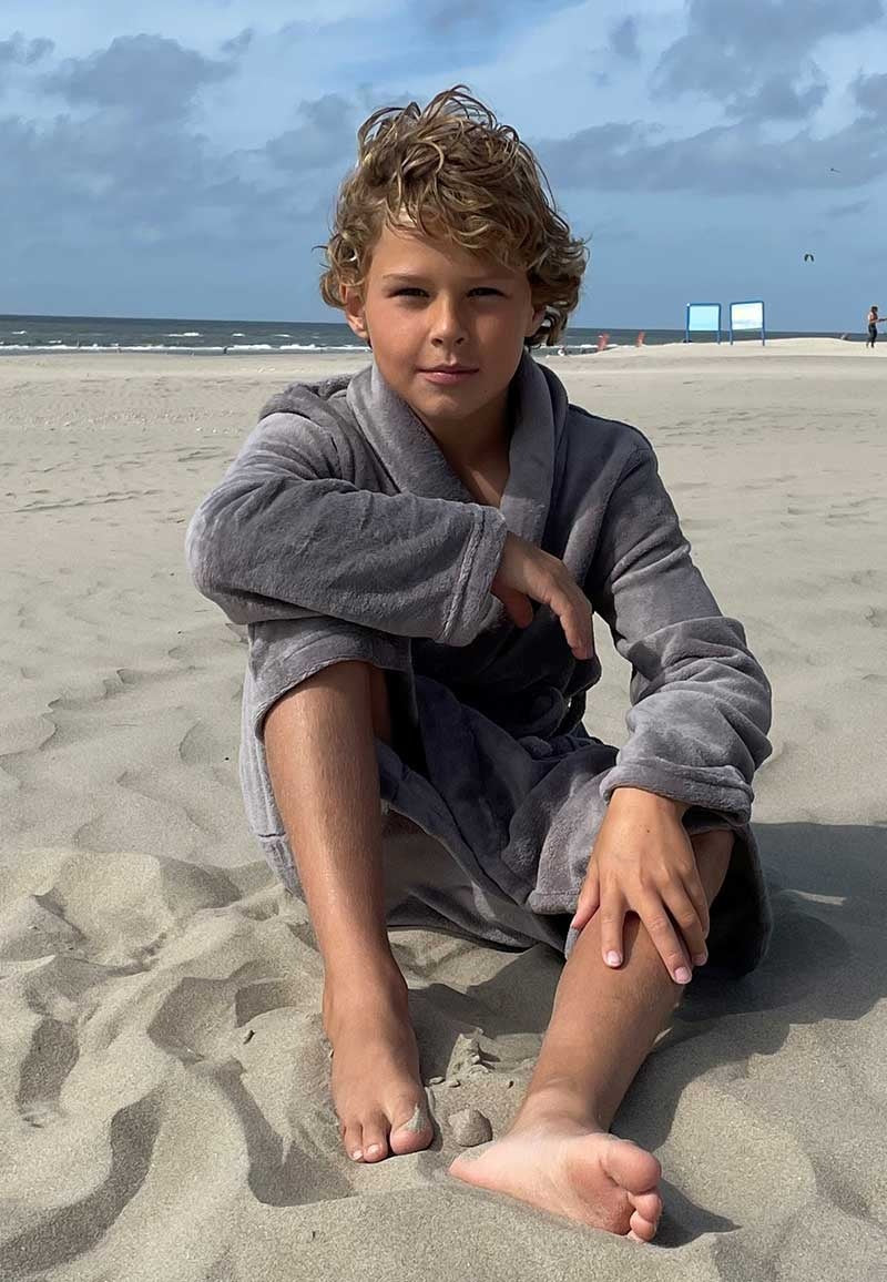 Taupe grijze fleece kinderbadjas met naam borduren
