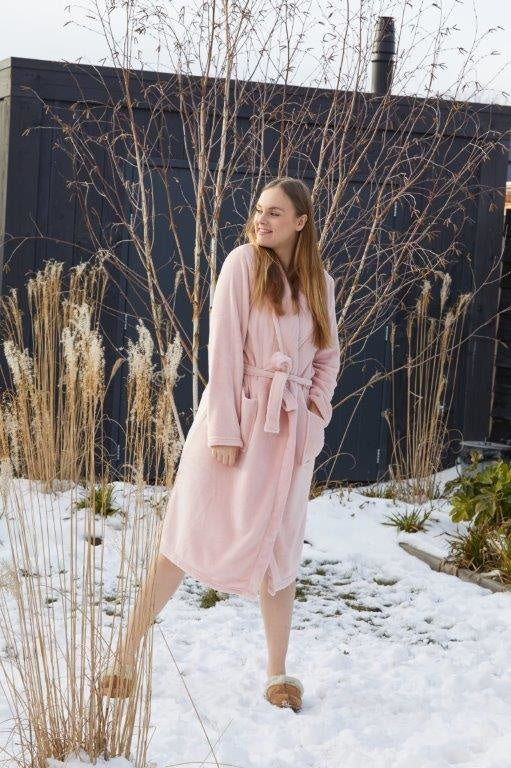 Oudroze fleece badjas kopen – zacht, elegant & comfortabel voor dames