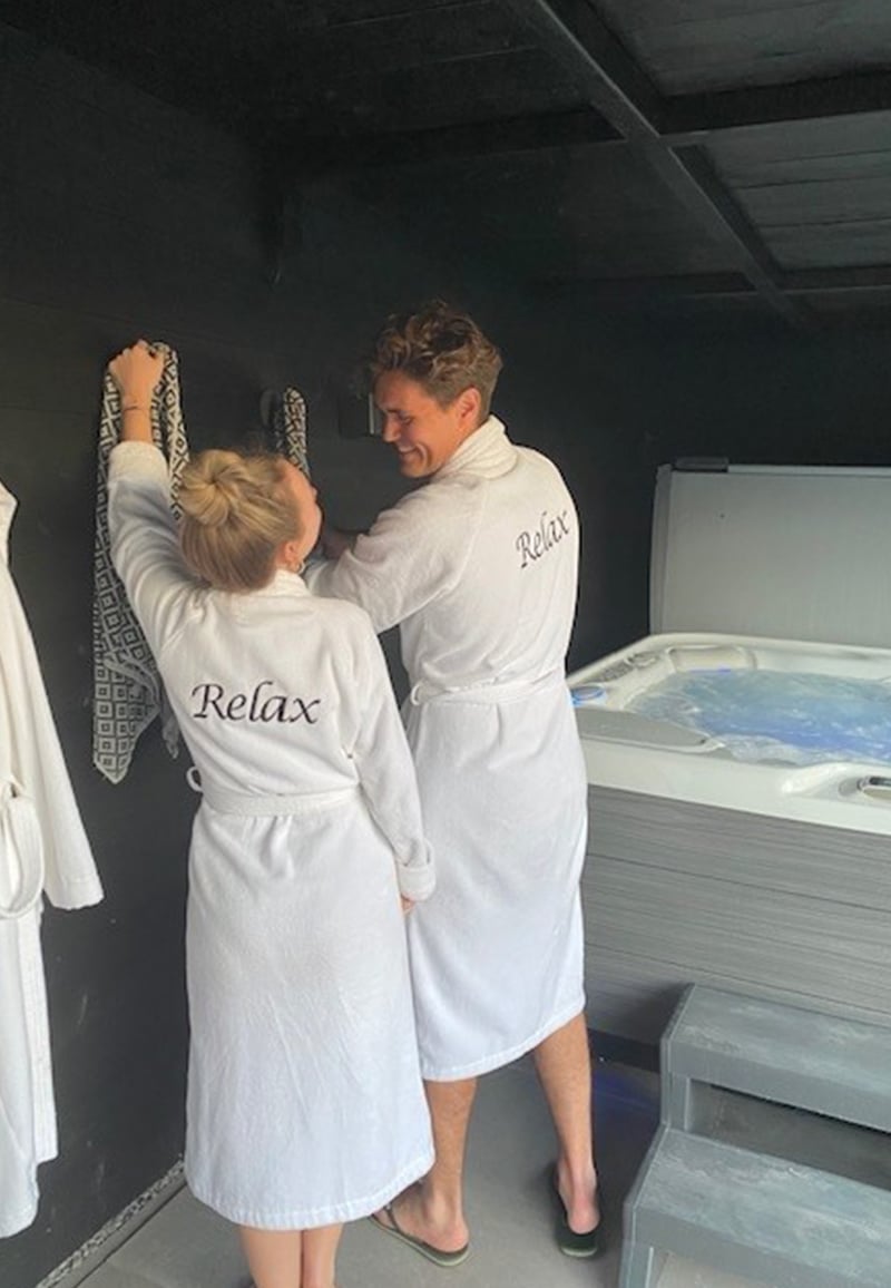 Witte unisex fleecebadjas met naam borduren