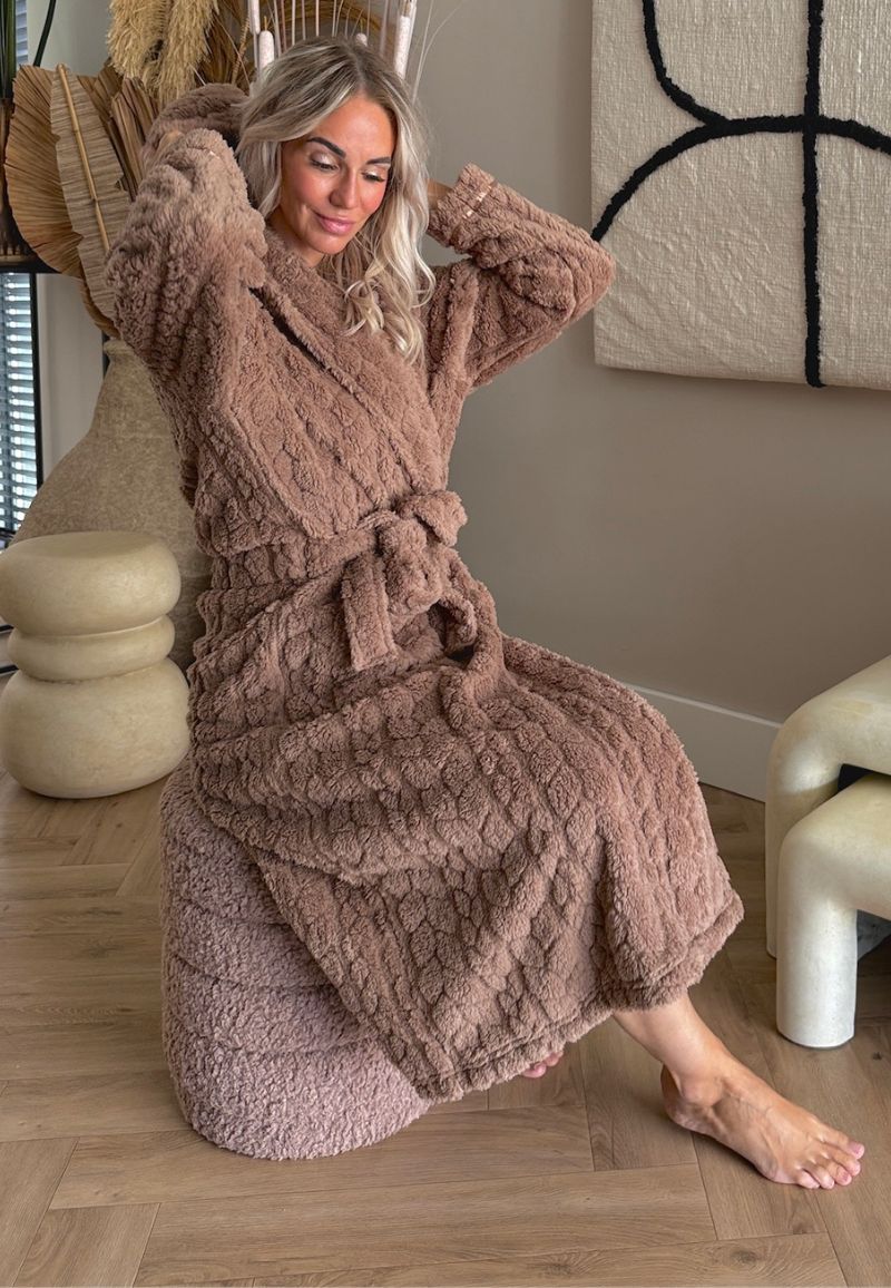 Taupe teddy fleece damesbadjas van Charlie Choe met capuchon en bindceintuur