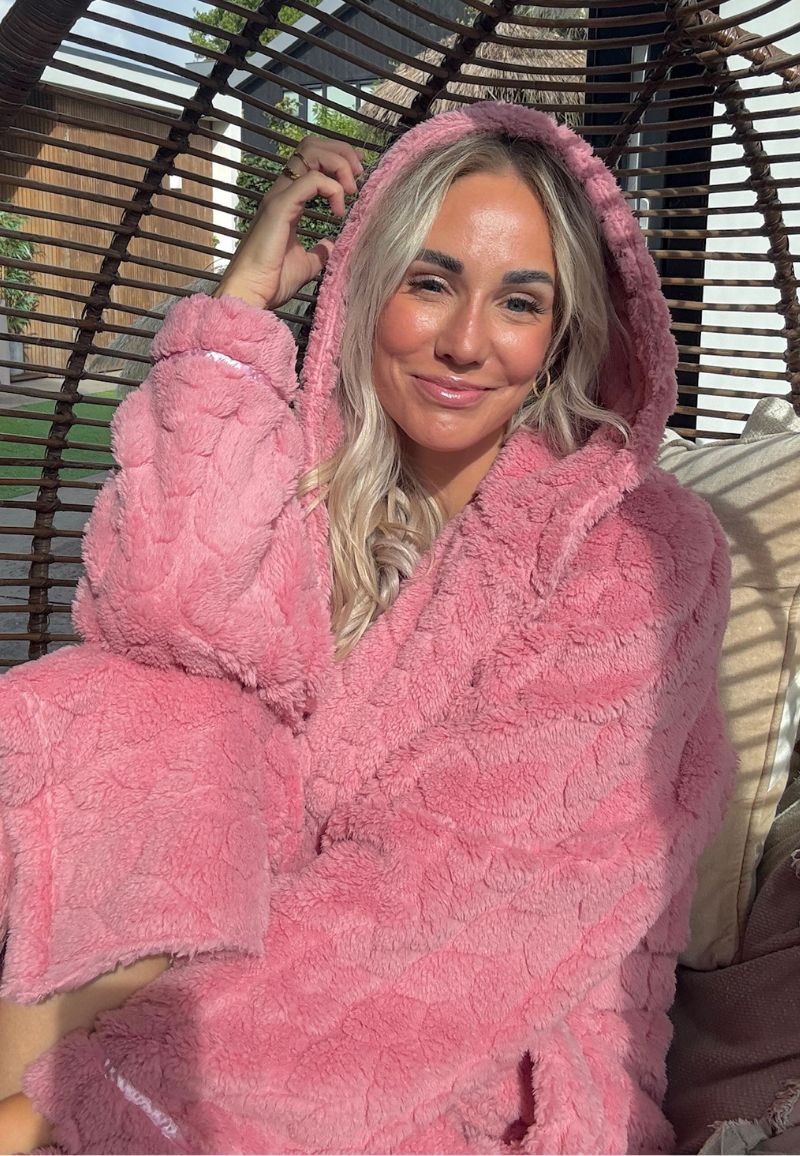 Roze teddy fleece damesbadjas van Charlie Choe met capuchon en bindceintuur